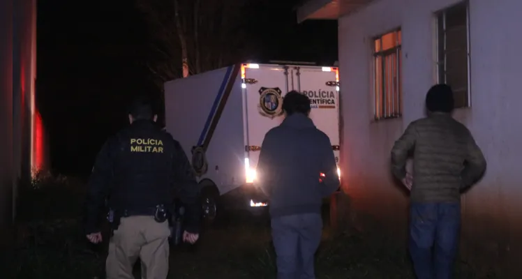 Equipes da Polícia Civil e da Polícia Científica realizaram perícia no local.