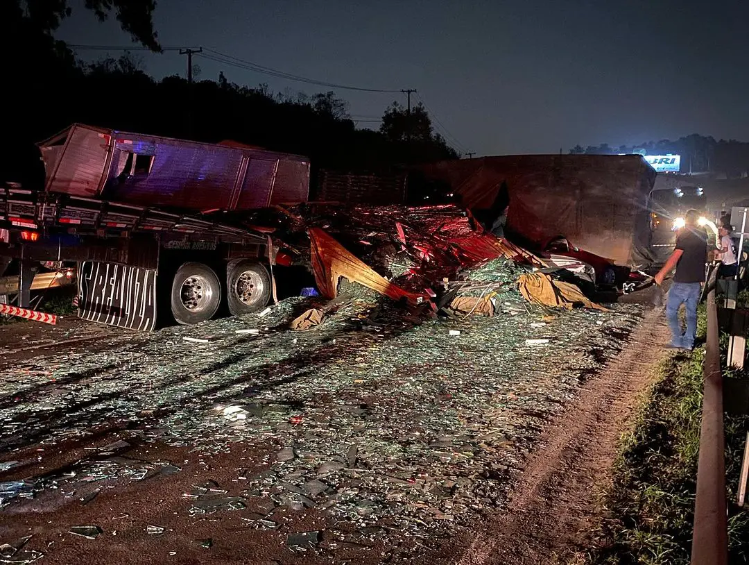 Vídeo mostra momento em que caminhão tomba na BR-277