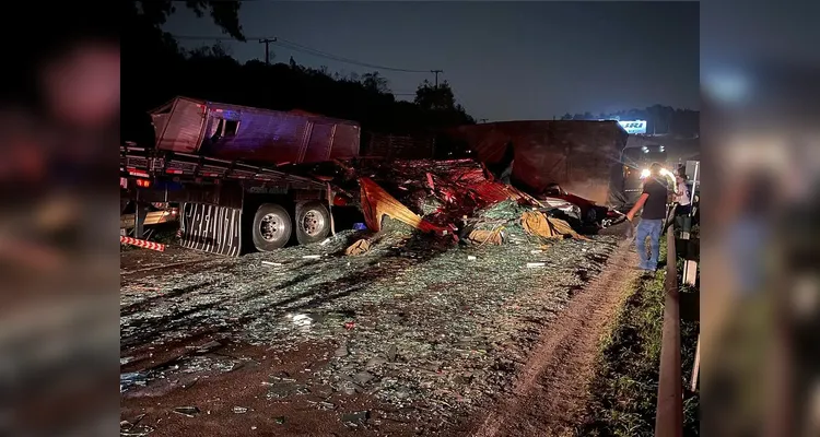 Vídeo mostra momento em que caminhão tomba na BR-277