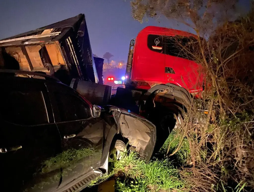 Vídeo mostra momento em que caminhão tomba na BR-277