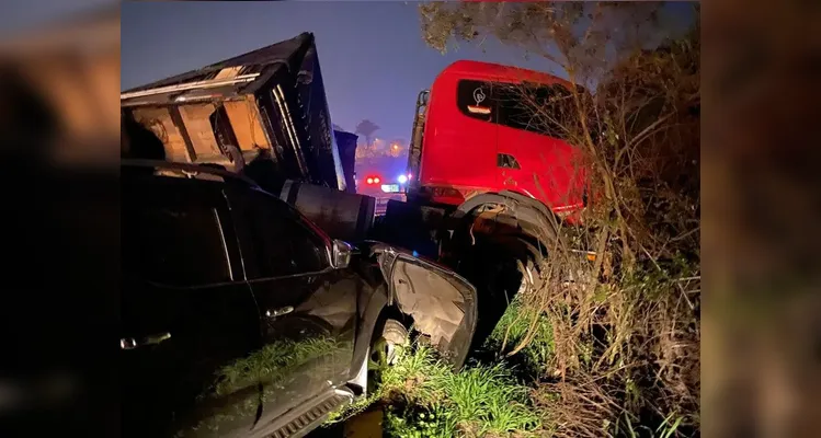 Vídeo mostra momento em que caminhão tomba na BR-277