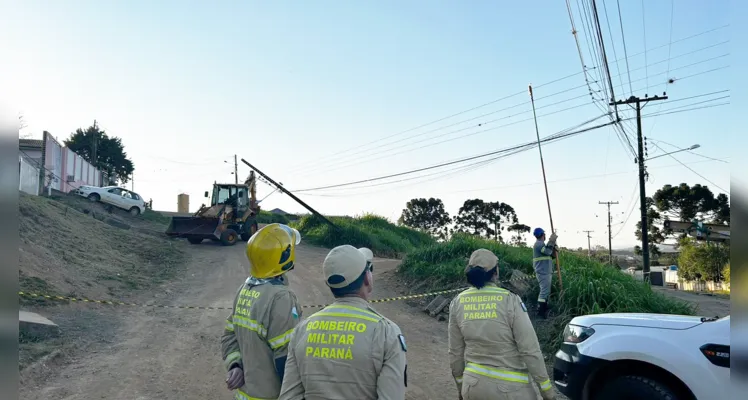 Equipe da Copel foi acionada para desenergizar poste.