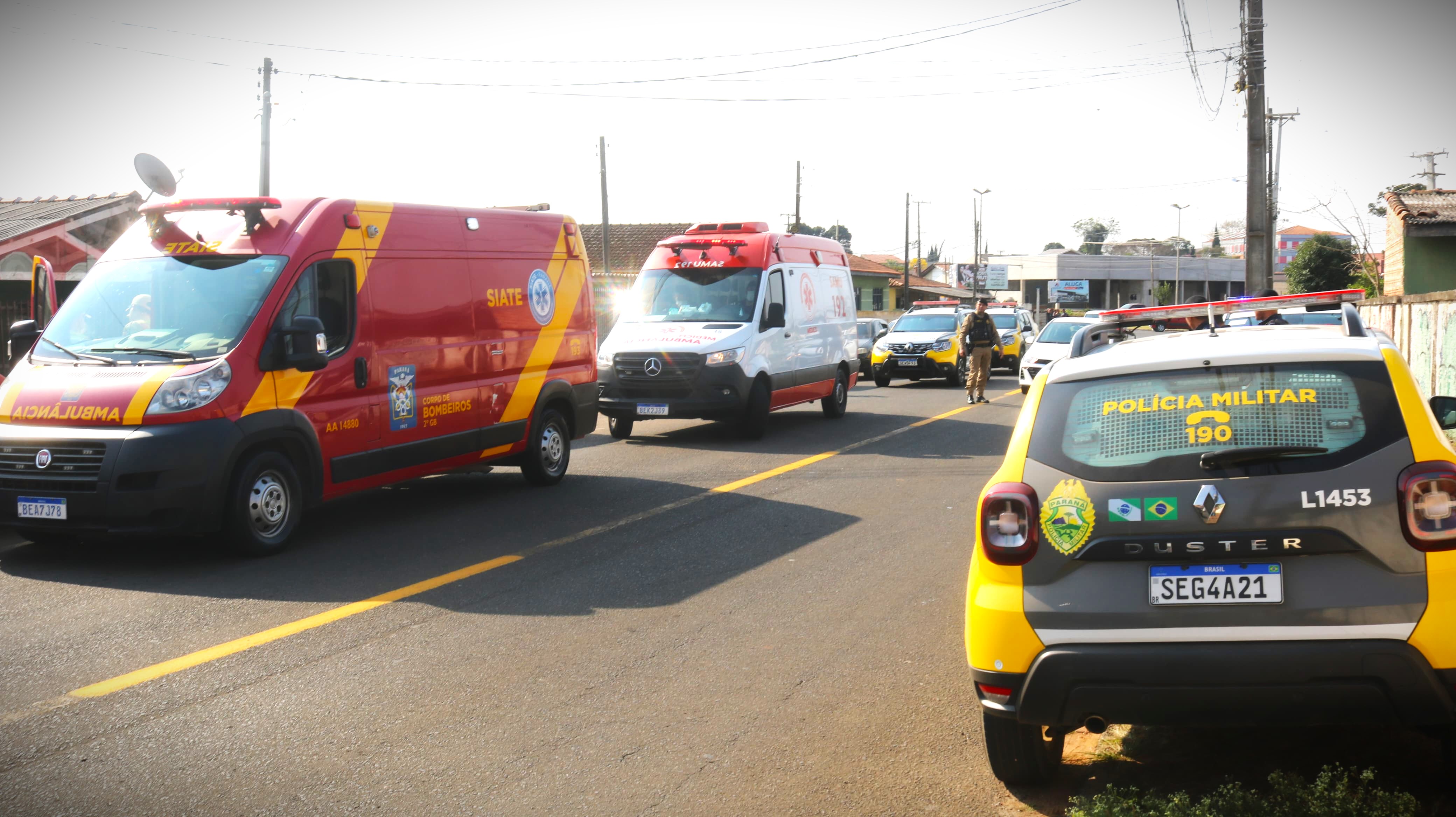 Várias equipes de segurança e de socorro estiveram no local do homicídio.