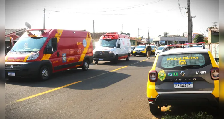 Várias equipes de segurança e de socorro estiveram no local do homicídio.