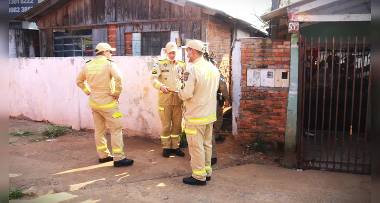 Agentes dos Bombeiros também foram ao local da ocorrência.