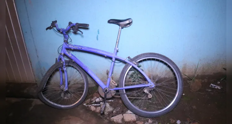 Ciclista ficou ferido após colidir contra um automóvel