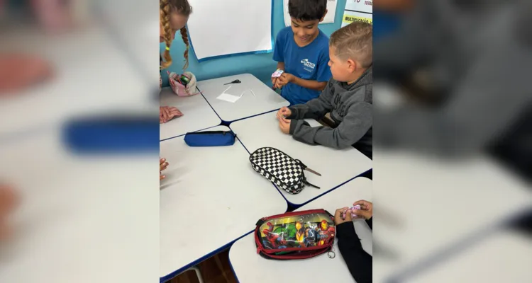 Durante as atividades em sala, os alunos testaram variadas atividades e práticas educacionais.