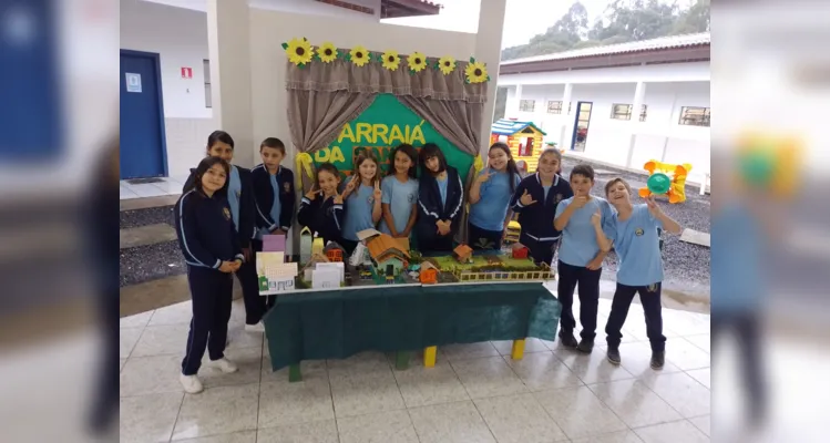 Após a confecção das maquetes, a turma realizou apresentações para os colegas de escola.