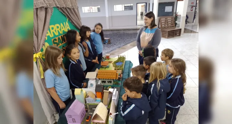 Após a confecção das maquetes, a turma realizou apresentações para os colegas de escola.