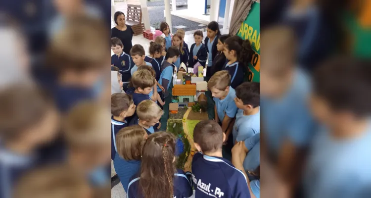 Após a confecção das maquetes, a turma realizou apresentações para os colegas de escola.