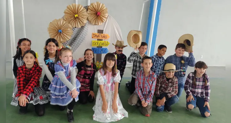 O projeto culminou com os alunos se fantasiando a caráter e realizando a apresentação da quadrilha na quadra da escolar.