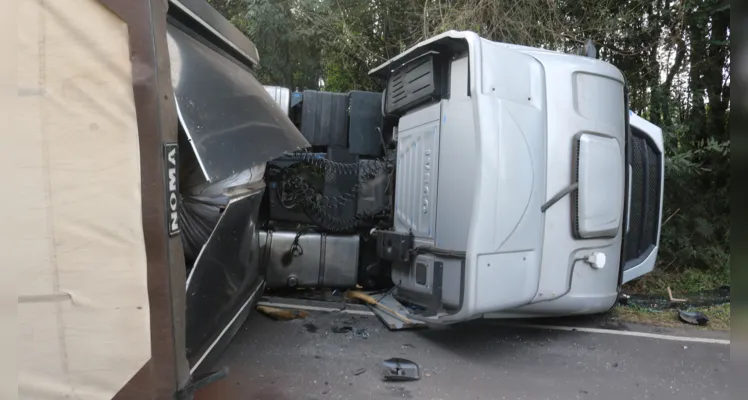 Caminhão tomba e bloqueia totalmente a PR-151, em Palmeira |