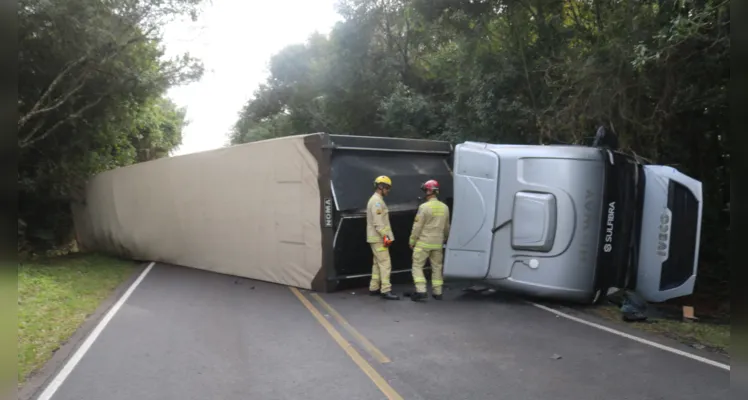 Caminhão tomba e bloqueia totalmente a PR-151, em Palmeira |