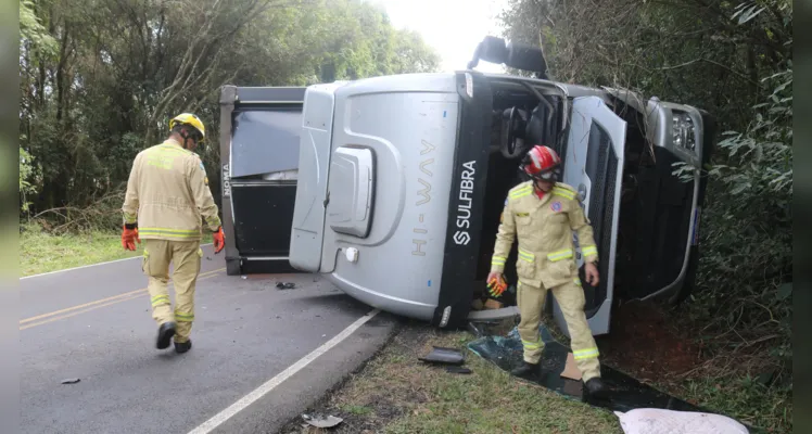 Caminhão tomba e bloqueia totalmente a PR-151, em Palmeira |