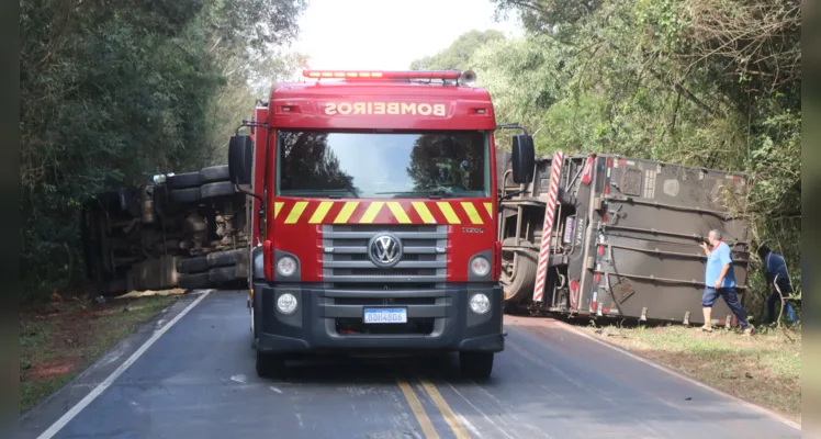 Caminhão tomba e bloqueia totalmente a PR-151, em Palmeira |