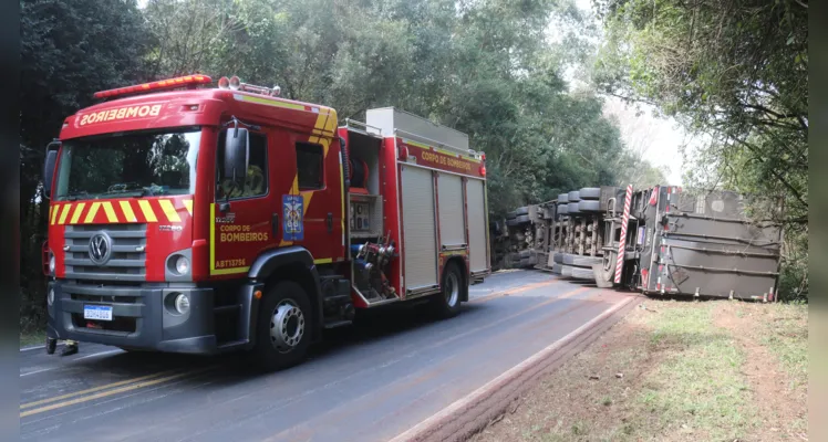 Caminhão tomba e bloqueia totalmente a PR-151, em Palmeira |