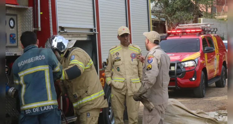 Corpo de Bombeiros combate chamas e evita destruição total de casa, no Nova Rússia |