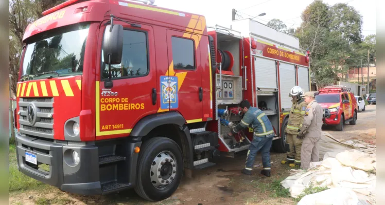 Corpo de Bombeiros combate chamas e evita destruição total de casa, no Nova Rússia |