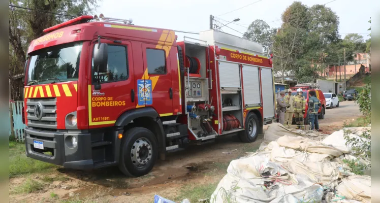 Corpo de Bombeiros combate chamas e evita destruição total de casa, no Nova Rússia |