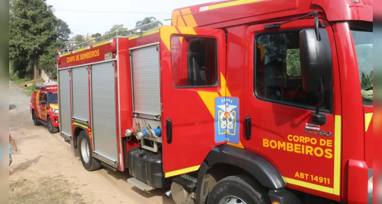 Corpo de Bombeiros combate chamas e evita destruição total de casa, no Nova Rússia |