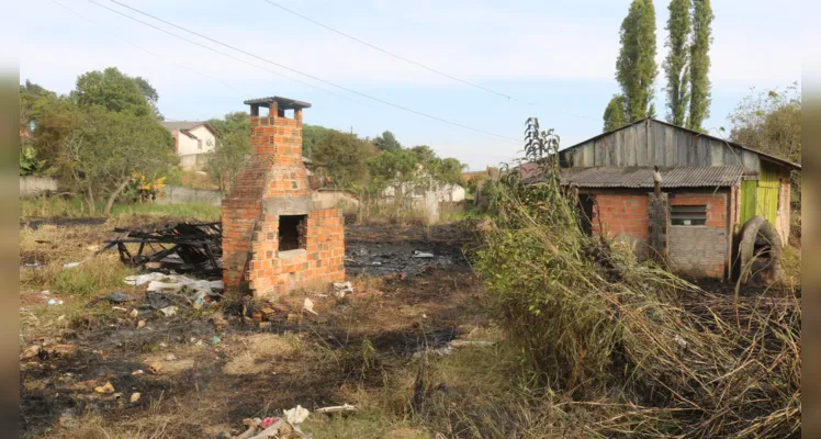 Corpo de Bombeiros combate chamas e evita destruição total de casa, no Nova Rússia |