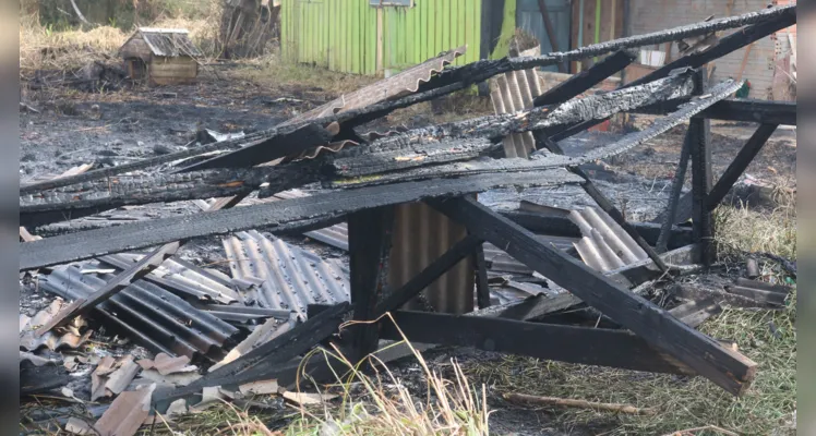 Corpo de Bombeiros combate chamas e evita destruição total de casa, no Nova Rússia |