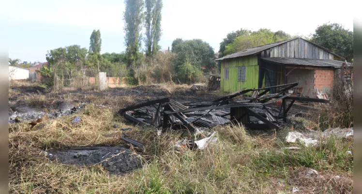 Corpo de Bombeiros combate chamas e evita destruição total de casa, no Nova Rússia |