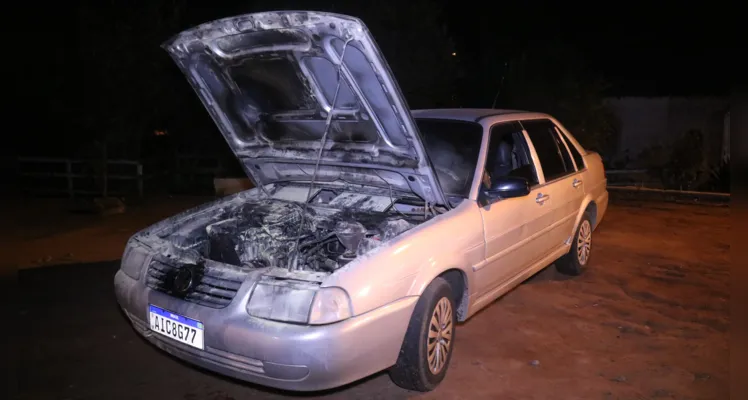 Carro de bombeiro aposentado pega fogo em Uvaranas, na noite deste domingo (28) |