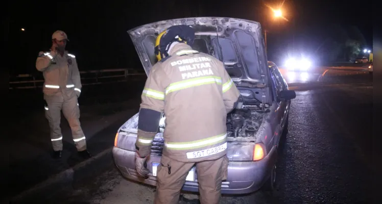 Carro de bombeiro aposentado pega fogo em Uvaranas, na noite deste domingo (28) |