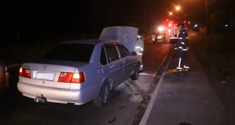 Carro de bombeiro aposentado pega fogo em Uvaranas, na noite deste domingo (28) |