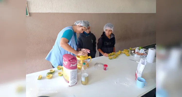 A turma também confeccionou um bolo durante as atividades.