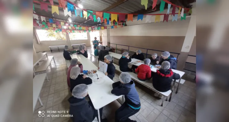 A turma também confeccionou um bolo durante as atividades.