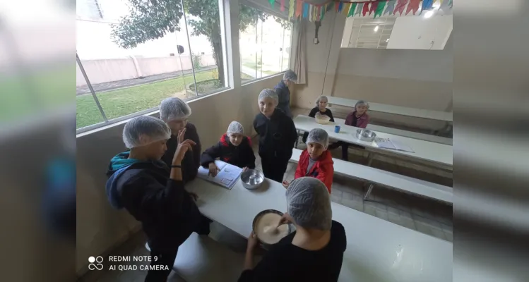 A turma também confeccionou um bolo durante as atividades.