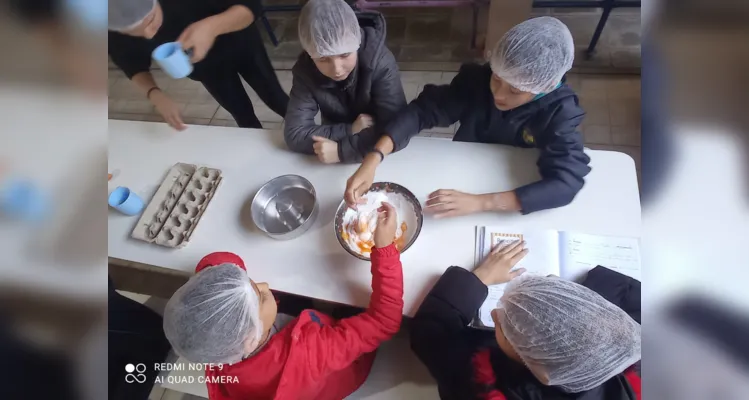 A turma também confeccionou um bolo durante as atividades.