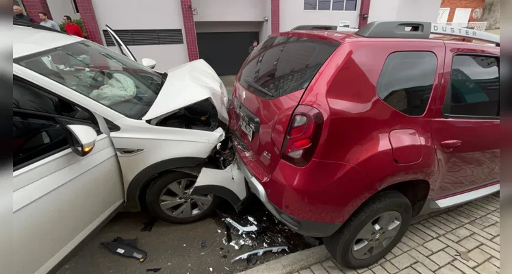 Quatro veículos se envolvem em acidente no Centro de PG