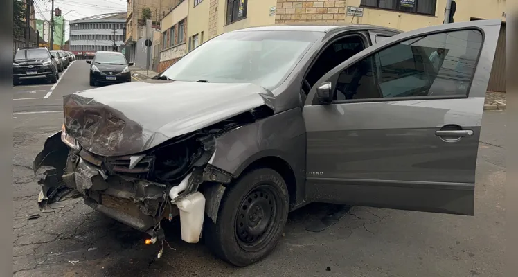 Quatro veículos se envolvem em acidente no Centro de PG