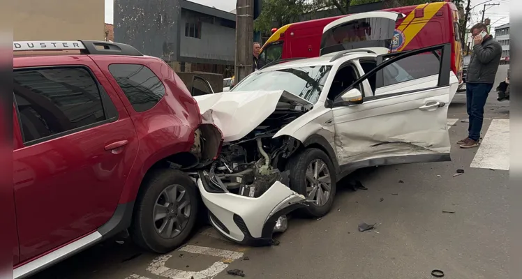 Quatro veículos se envolvem em acidente no Centro de PG