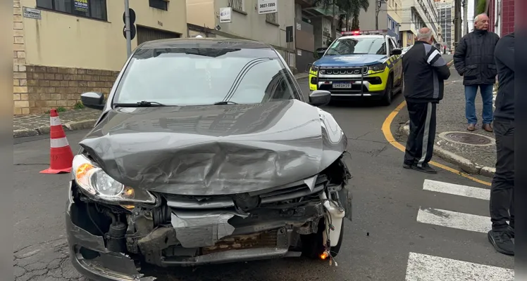 Quatro veículos se envolvem em acidente no Centro de PG