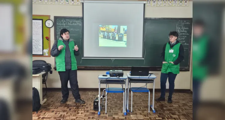 A turma contou com o auxílio de ferramentas educacionais como as videoaulas do projeto Vamos Ler e uma palestra especial sobre separação de resíduos.