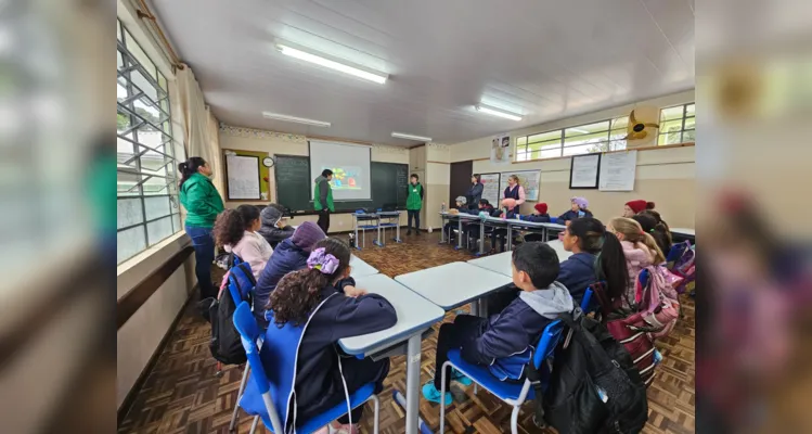 A turma contou com o auxílio de ferramentas educacionais como as videoaulas do projeto Vamos Ler e uma palestra especial sobre separação de resíduos.