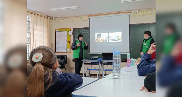 A turma contou com o auxílio de ferramentas educacionais como as videoaulas do projeto Vamos Ler e uma palestra especial sobre separação de resíduos.