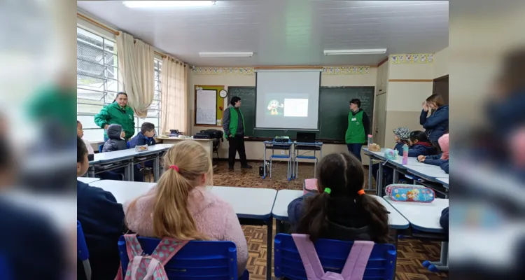 A turma contou com o auxílio de ferramentas educacionais como as videoaulas do projeto Vamos Ler e uma palestra especial sobre separação de resíduos.