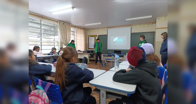 A turma contou com o auxílio de ferramentas educacionais como as videoaulas do projeto Vamos Ler e uma palestra especial sobre separação de resíduos.