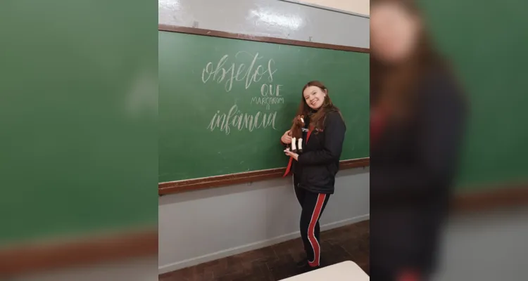 Uma das propostas realizadas pelos educandos consistiu na escolha de um objeto pessoal que remetesse boas memórias a eles, o qual foi levado a sala de aula e apresentado aos colegas.