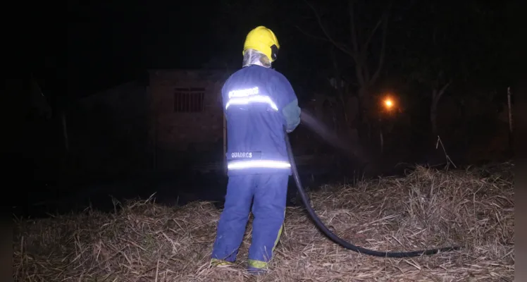 Incêndio em vegetação foi combatido na noite dessa quinta-feira