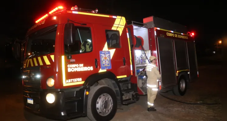 Incêndio em vegetação foi combatido na noite dessa quinta-feira