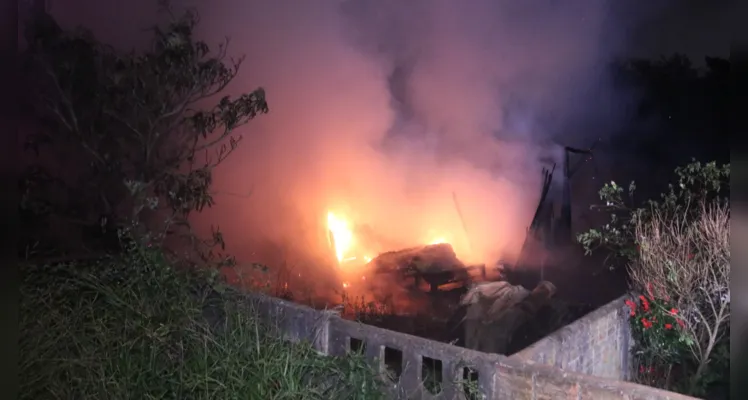 Fogo consumiu com a casa localizada no bairro Colônia Dona Luíza