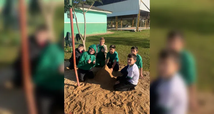 A turma também realizou atividades práticas no pátio da escola, simulando eventos de desmoronamento.