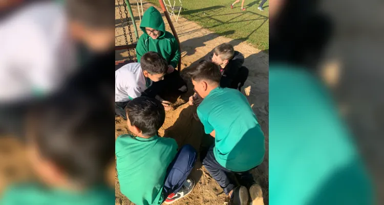 A turma também realizou atividades práticas no pátio da escola, simulando eventos de desmoronamento.