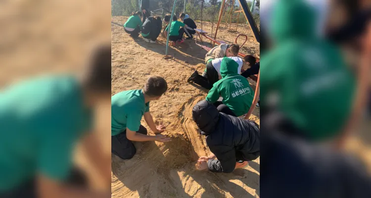 A turma também realizou atividades práticas no pátio da escola, simulando eventos de desmoronamento.